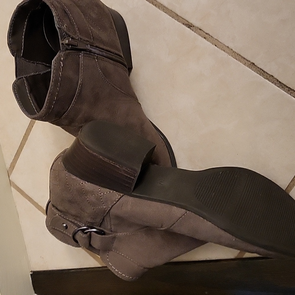 Shoes - Picture 3 of 4